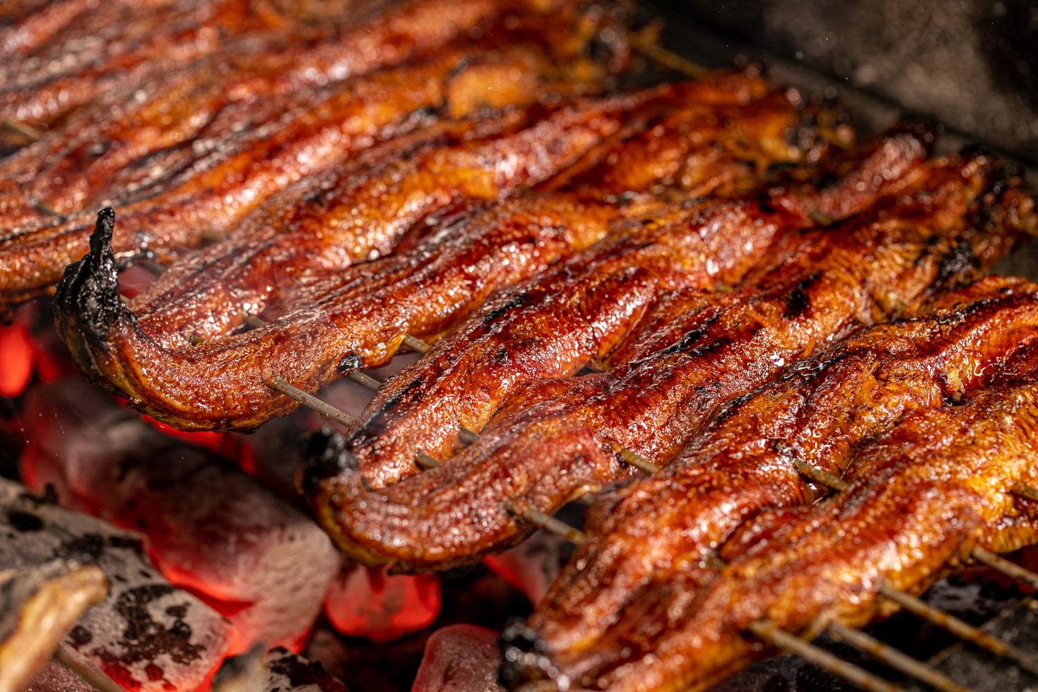 炭火で一本ずつ焼き上げるうなぎ